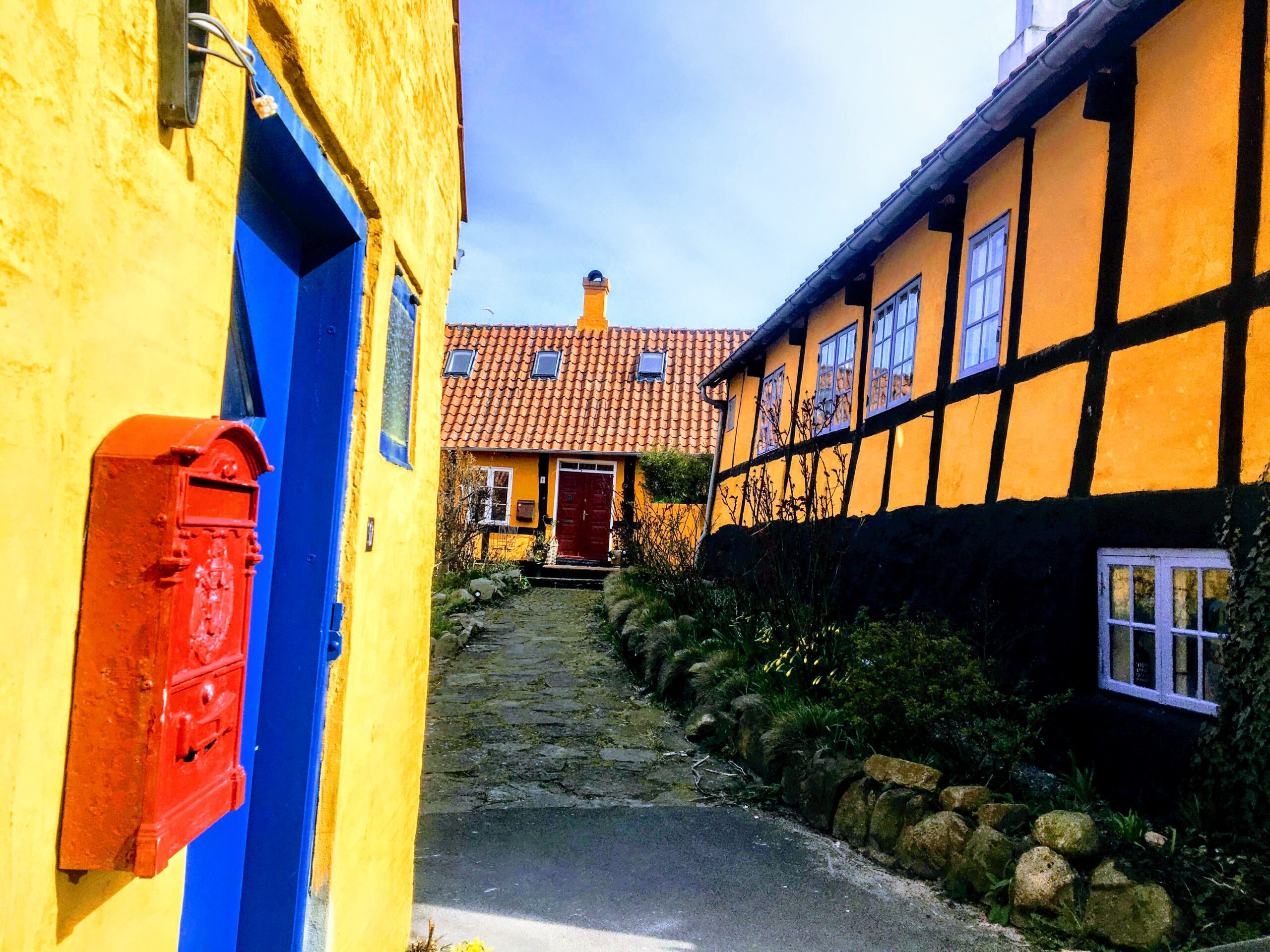 Bornholm, Svaneke, gule huse med postkasse